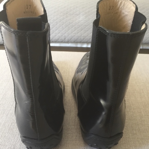 Tod's almost new shiny leather ankle bootie - Picture 3 of 5